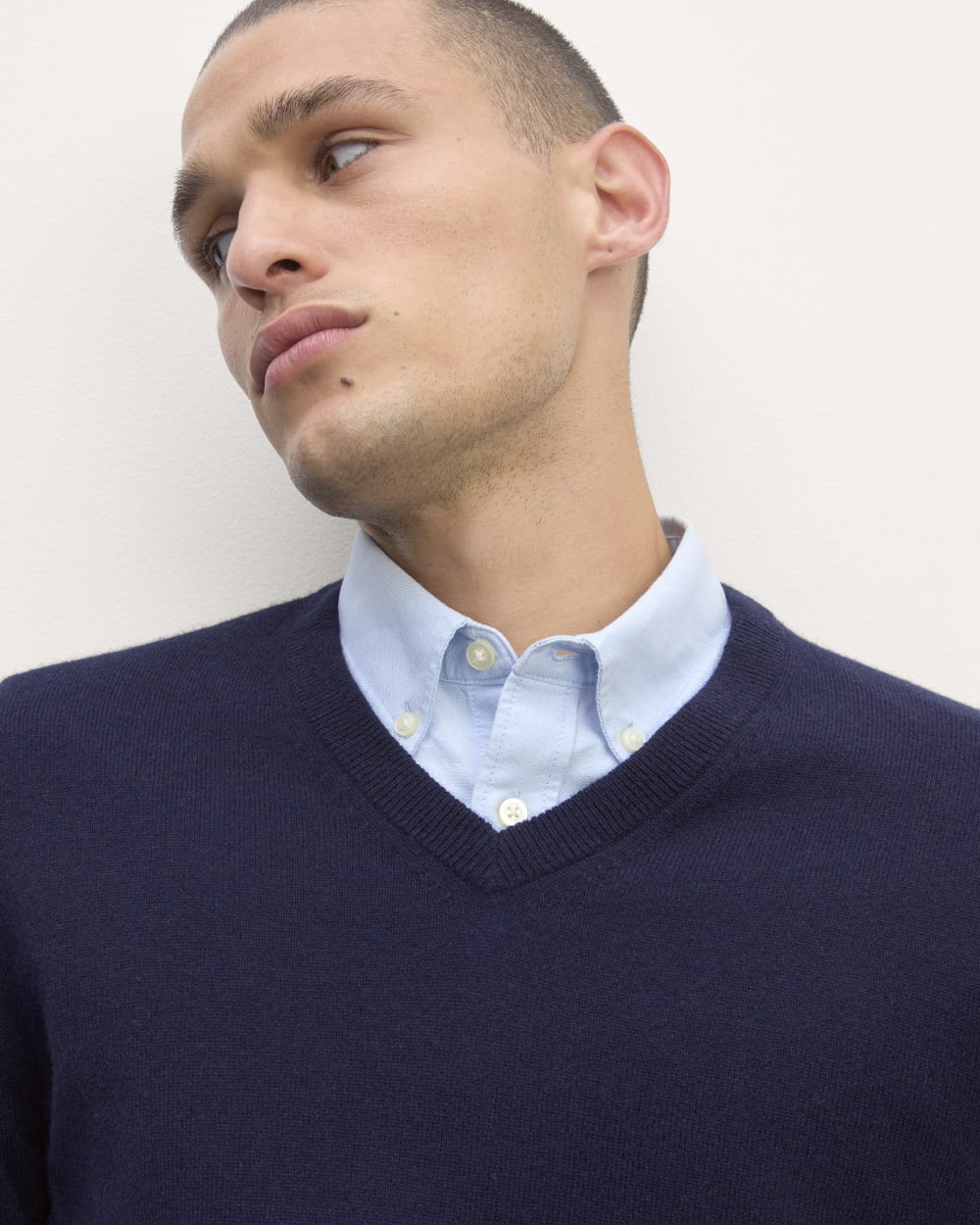 The Cashmere V-Neck Sweater | Navy - Image 4