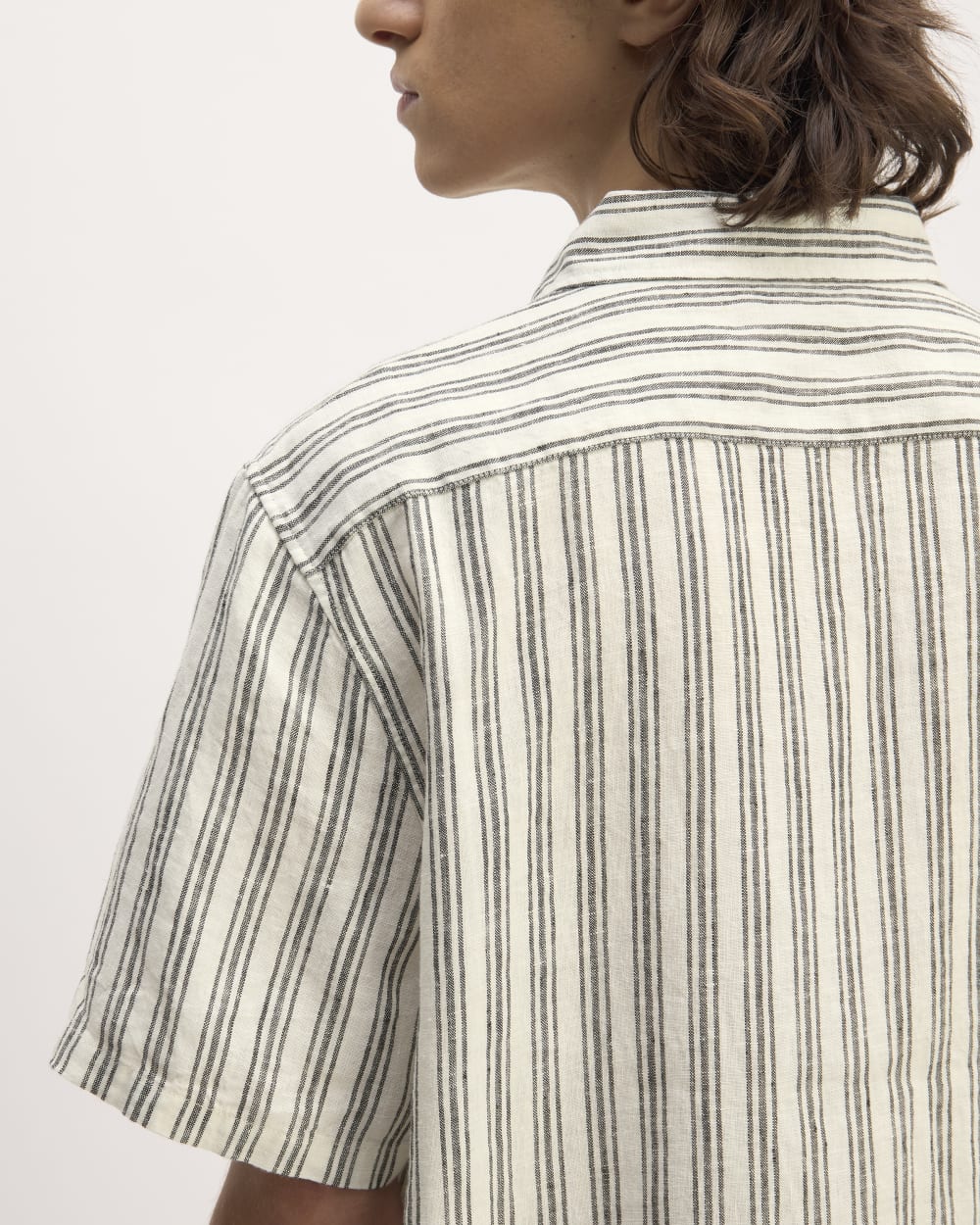 The Classic Short-Sleeve Shirt in Linen | Bone / Black - Image 5