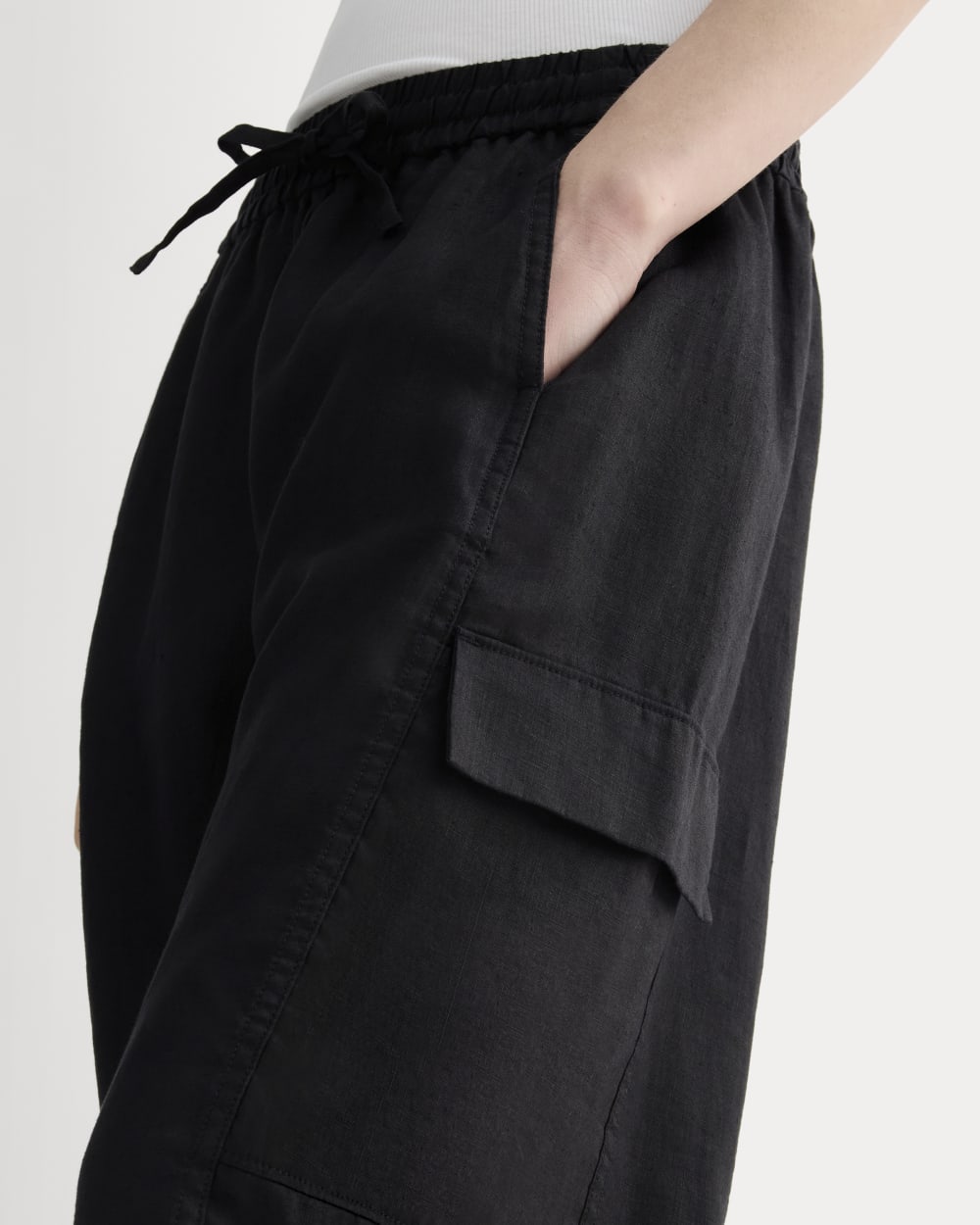 The Cargo Curve Pant in Linen | Black - Image 4