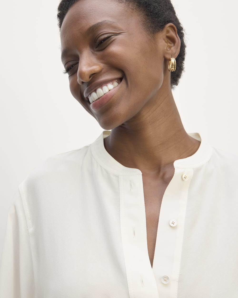 The Henley Shirt in Washable Silk | Off-White - Image 4