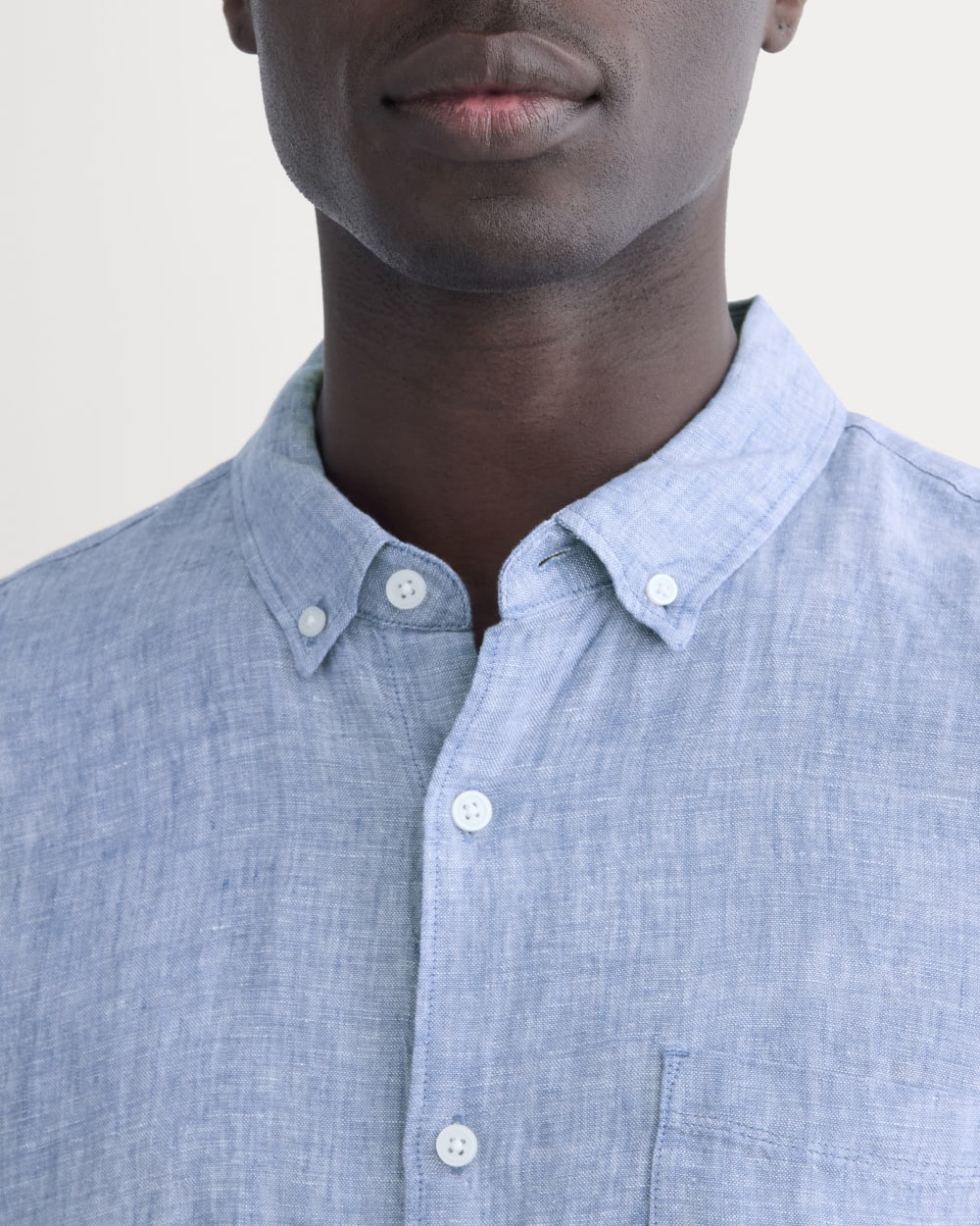 The Classic Short-Sleeve Shirt in Linen | Chambray - Image 4